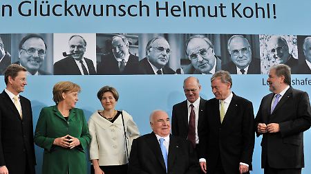 Festakt in Ludwigshafen: (l-r) Außenminister Westerwelle,  Bundeskanzlerin Merkel, Meike Kohl-Richter, Altbundeskanzler Kohl, Bundestagspräsident Lammert, Bundespräsident Köhler und der rheinland-pfälzische Ministerpräsident Beck.