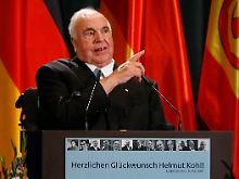 Kohl dankt mit einer bewegenden Rede.
