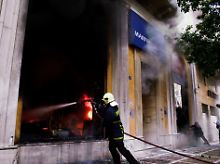 Zeitweilig waren bis zu 25 Menschen in dem brennenden Gebäude eingeschlossen.