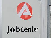 Vor dem Eingang zum Jobcenter in Stralsund.