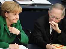 Die Kanzlerin und der Finanzminister blicken in das Steuerloch.