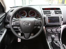 Im Innenraum hat Mazda Klavierlack und Chrom eingestreut.