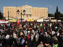 Die Massenproteste vor dem Parlament in Athen gehen weiter.
