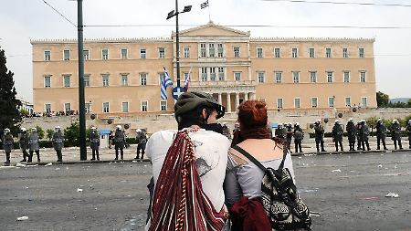 Von den Demonstrationen in Athen bekommen viele Touristen gar nichts mit. (Vor dem Parlament)