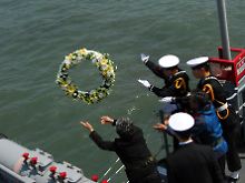 Angehörige trauern an der Stelle, wo das Schiff im Meer versank.