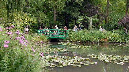 Die Brücke und der Seerosenteich gehören zu den meistbesuchten Orten in Giverny.