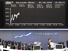 Der Kursrutsch im Dow wird Folgen haben: Im Dax hielt sich das Minus am Freitagmorgen in Grenzen.