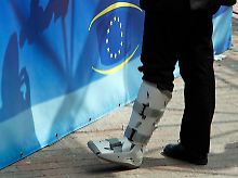 Schienen mit zufälliger Symbolkraft: Wie der Euro als Ganzes braucht der linke Fuß von Wiens Finanzminister Josef Pröll Halt und Stütze.