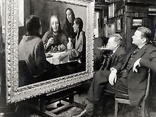 Der Direktor des Museums Boijmans Van Beuningen, Dirk Hannema (vorn), und Restaurator Hendrik Luitwieler betrachten 1938 das angebliche Vermeer-Gemälde.