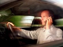 Es droht eine Geldstrafe und ein Punkt in Flensburg, trotzdem wird am Steuer fleißig weitertelefoniert.
