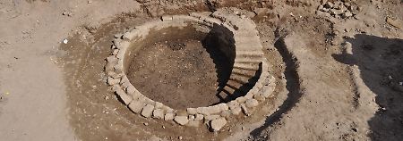 Das auf dem Gelände der Sphinx-Allee in Luxor ausgegrabene  "Nilometer".