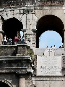 Touristen am Sonntag im Colosseum in Rom - glücklicherweise wurde niemand verletzt.