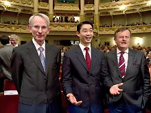 Auf ein Wort: Der Präsident der Bundesärztekammer, Jörg-Dietrich Hoppe, Bundesgesundheitsminister Rösler und der Vizepräsident und Ehrenvorsitzende der Ärztegewerkschaft Marburger Bund, Frank Ulrich Montgomery.