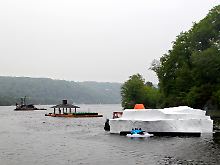 Der "Iceberg", das "Teehaus" und die "Kabakov-Insel" liegen bei der Vorstellung des Kunstprojekts Ruhr-Atoll auf dem Essener Baldeneysee vor Anker. 