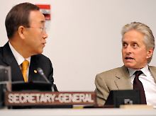 Am Rande der UN-Konferenz warben Hollywoodstar Michael Douglas und UN-Generalsekretär Ban Ki Moon für eine Welt ohne Atomwaffen. Sie stellten den Dokumentarfilm "Countdown to Zero" vor.