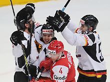 Der deutsche Nationalspieler Felix Schütz (M) freut sich mit Marcel Goc (r) und Constantin Braun über den Sieg gegen die Dänen.