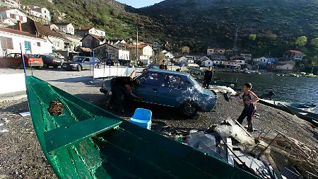 Kinder waschen ein Auto in Vranjina am Ufer des Shkodrasees.
