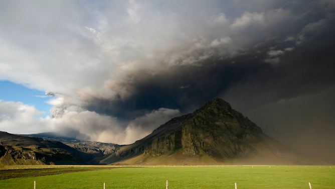Heißes Magma und viel Asche: Der Eyjafjallajökull spuckt weiter