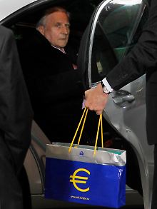 Die Milliarden, die EZB-Chef Trichet in den Geldkreislauf pumpt, passen längst nicht mehr in diese Tüte.