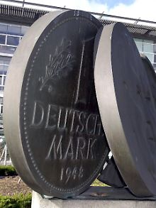Eine übergroße Deutsche Mark, Teil eines Brunnens vor der Deutschen Ausgleichsbank in Bonn als Zeichen für die Währungsreform 1948.