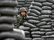 Die Armee riegelt ganze Viertel ab.