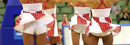 Gegen solche Auftritte wehrt sich das Basketball-Team Hapoel Jerusalem. Seine Cheerleaderinnen tragen züchtige Kleidung.