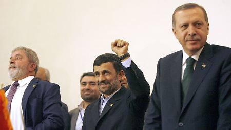 Gut gelaunt und immer siegesgewiss: Ahmadinedschad, umringt von seinen Verhandlungspartnern Lula (l.) und Erdogan.