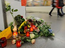 Blumen und Kerzen erinnern im U-Bahnhof Jungfernstieg in Hamburg an den erstochenen 19-Jährigen.
