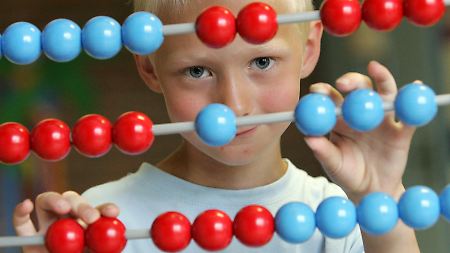 Dass Jungs in Mathe oft besser sind als Mädchen, liegt an der geschlechtergeprägten Erziehung.