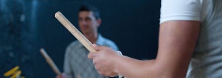 Durch das Trommeln sollen die Jugendlichen ein Gemeinschaftsgefühl entwickeln.