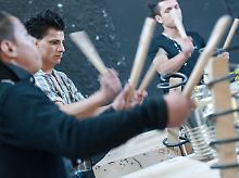 Die Holztrommeln bauen die "Beatstomper" selbst. 