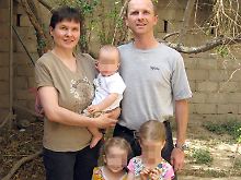 Die entführte Familie auf einem Foto vom April 2009, aufgenommen im Jemen.