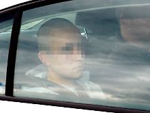 Der jetzt Angeklagte sitzt in  Hamburg in einem Polizeiwagen.
