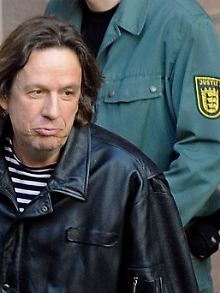 Jörg Kachelmann wird am 24.03.2010 im Amtsgericht Mannheim zu einem Polizeiwagen gebracht.