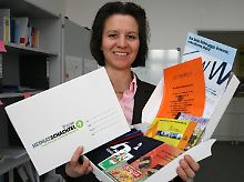 Soziologieprofessorin Christiane Dienel zeigt die von ihr entwickelte Heimatschachtel. Die mit Pralinen, Freikarten fürs Theater, Burger Knäckebrot und ein online-Abonnement der Regionalzeitung gepackte Schachtel gehört zu drei Modellprojekten, mit denen Abwanderer zurückgeholt werden sollen.