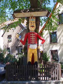 Anlass zu Spekulationen gibt auch der Questenberger Roland. Da der kleine Ort nie große Bedeutung hatte, behaupten böse Zungen, die Figur sei nur eine bloße Kopie des Nordhäuser Rolands.