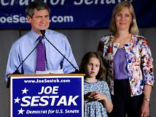 "So sieht Demokratie aus - ein Sieg des Volkes über das Establishment, über den Status Quo, selbst über Washington", jubelt Joe Sestak. 