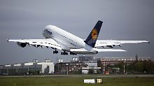Unter den Blicken zahlloser Schaulustiger hob der A380 in Hamburg in Richtung Frankfurt ab.