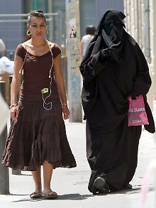 2000 Burka oder Nikab tragende Frauen soll es in Frankreich geben.