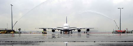 Die Lufthansa heißt ihren neuen Riesenflieger auf dem Frankfurter Flughafen willkommen.
