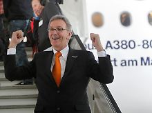 Sichtlich entspannt freut sich Lufthansa-Chef Mayrhuber über den ersten Flug im A380.