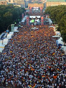 Die Fanmeile in Berlin während der Fußball-Europameisterschaft 2008.
