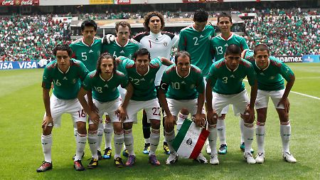 Andres Guardado, untere Reihe, Zweiter von links, soll für Balance im Team sorgen.