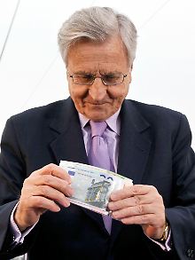 War die Rettungsaktion notwendig, Herr Trichet? Ifo-Chef Sinn sagt Nein. Der EZB-Chef bei der Grundsteinlegung der neuen EZB-Zentrale, wie er Euro-Banknoten in die Kassette legt, die in das Fundament eingemauert wird..