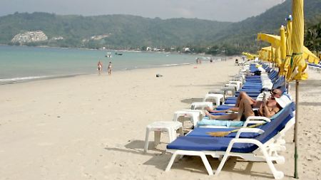 Noch Liegen frei: Die thailändische Ferieninsel Phuket leidet unter eine Serie Katastrophen, die immer mehr Feriengäste abschrecken. 