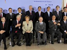 Familienfoto, links neben Kanzlerin Merkel EU-Finanzkommissar Michel Barnier.