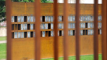 Im Berliner Fenster des Gedenkens auf dem früheren Todesstreifen werden 96 Fotos von Mauer-Opfern gezeigt.