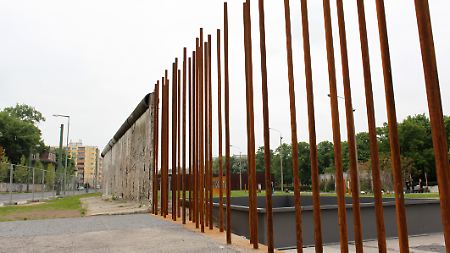 Eisenstangen erinnern an der Gedenkstätte Berliner Mauer in Berlin an den Verlauf der ehemaligen innerdeutschen Grenzmauer.