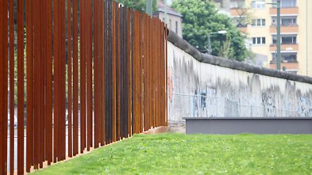 Die tonnenschwere Konstruktion aus rostigem Stahl ist eines der zentralen Elemente der künftigen Mauer-Erinnerungslandschaft unter freiem Himmel in der Bernauer Straße.