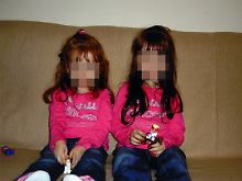 Das Foto zeigt Anna (l) und Lydia, aufgenommen an einem unbekannten Ort.